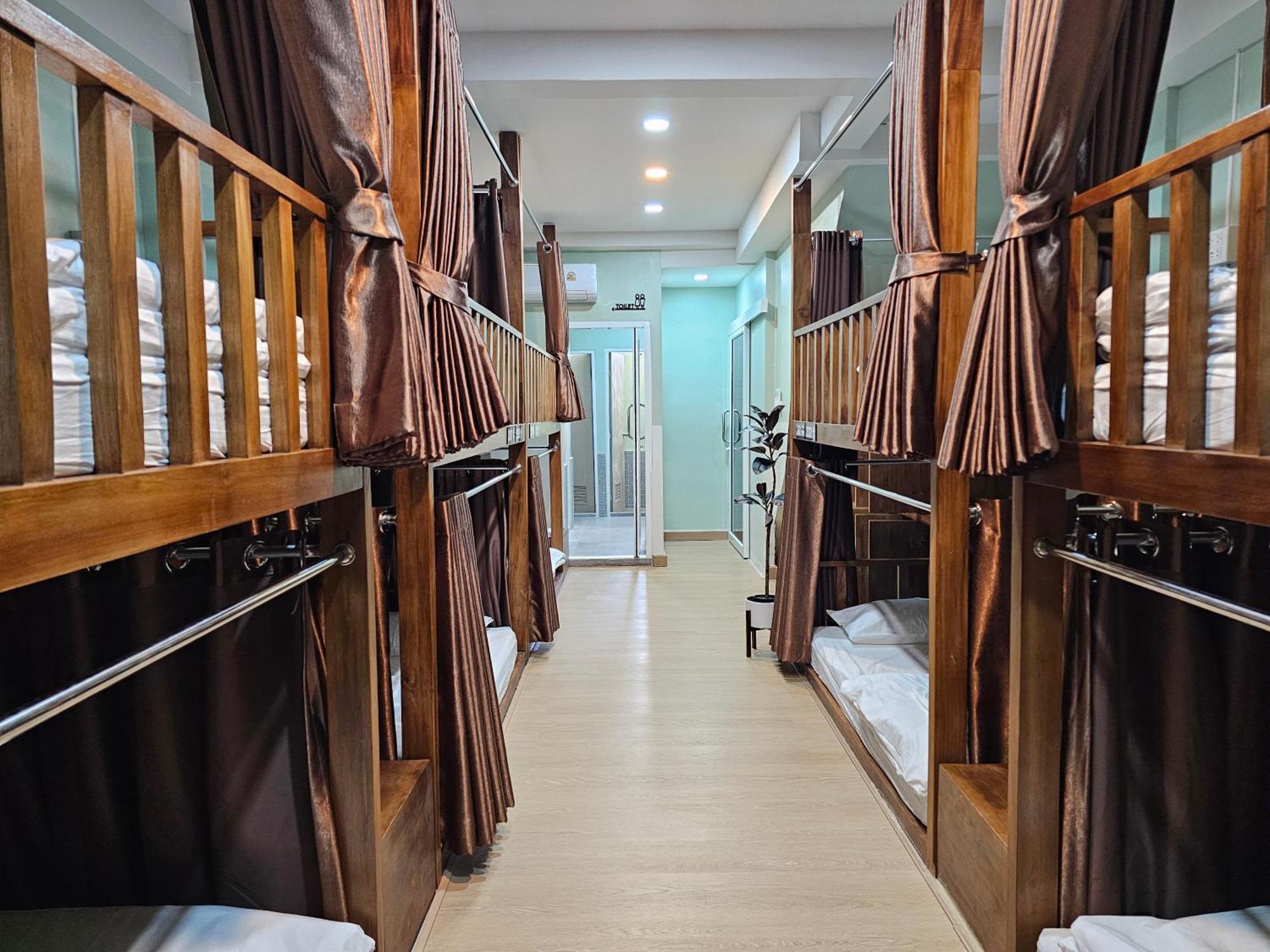Lub Nai Hostel Patong Esterno foto