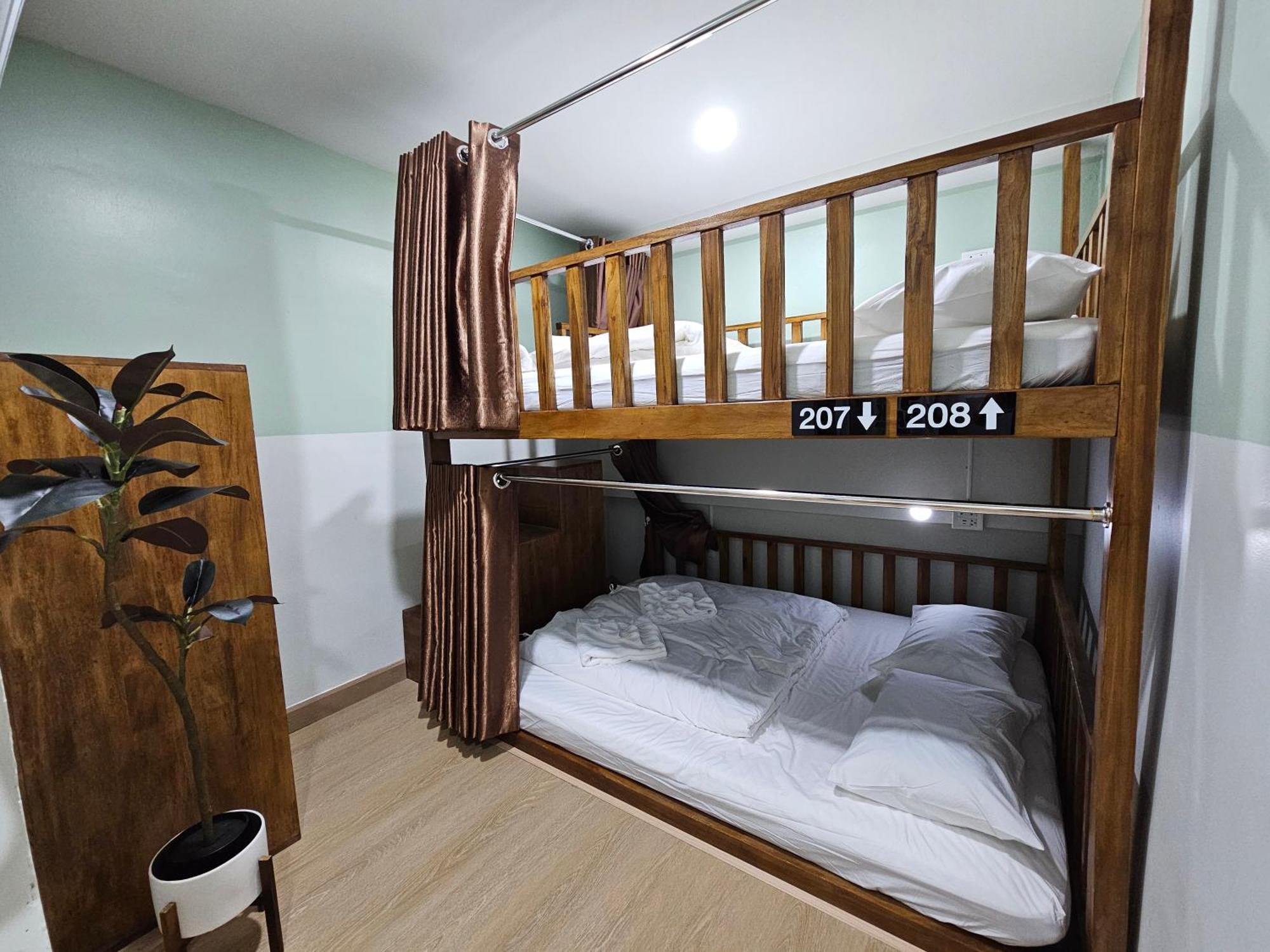 Lub Nai Hostel Patong Esterno foto