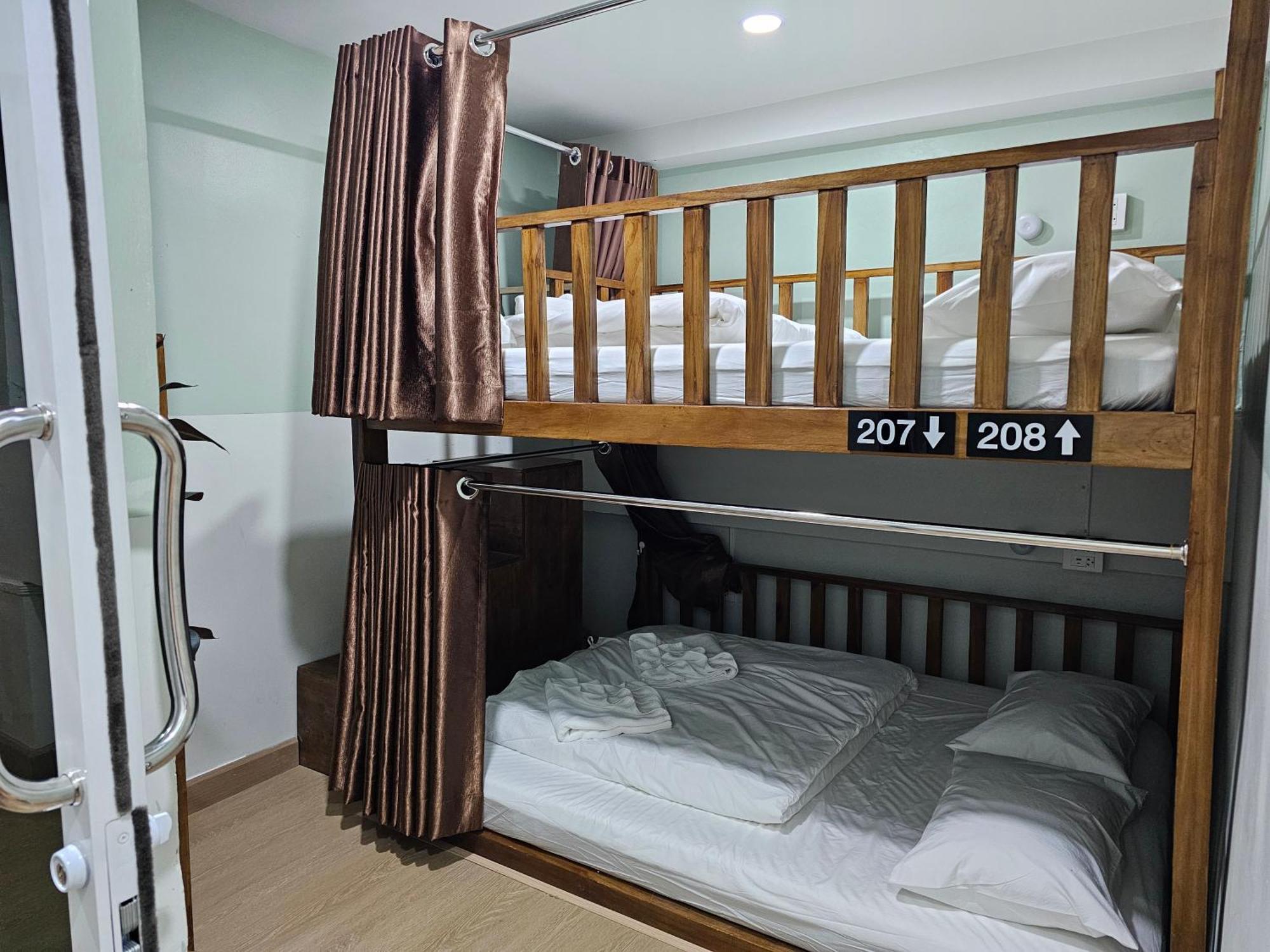 Lub Nai Hostel Patong Esterno foto
