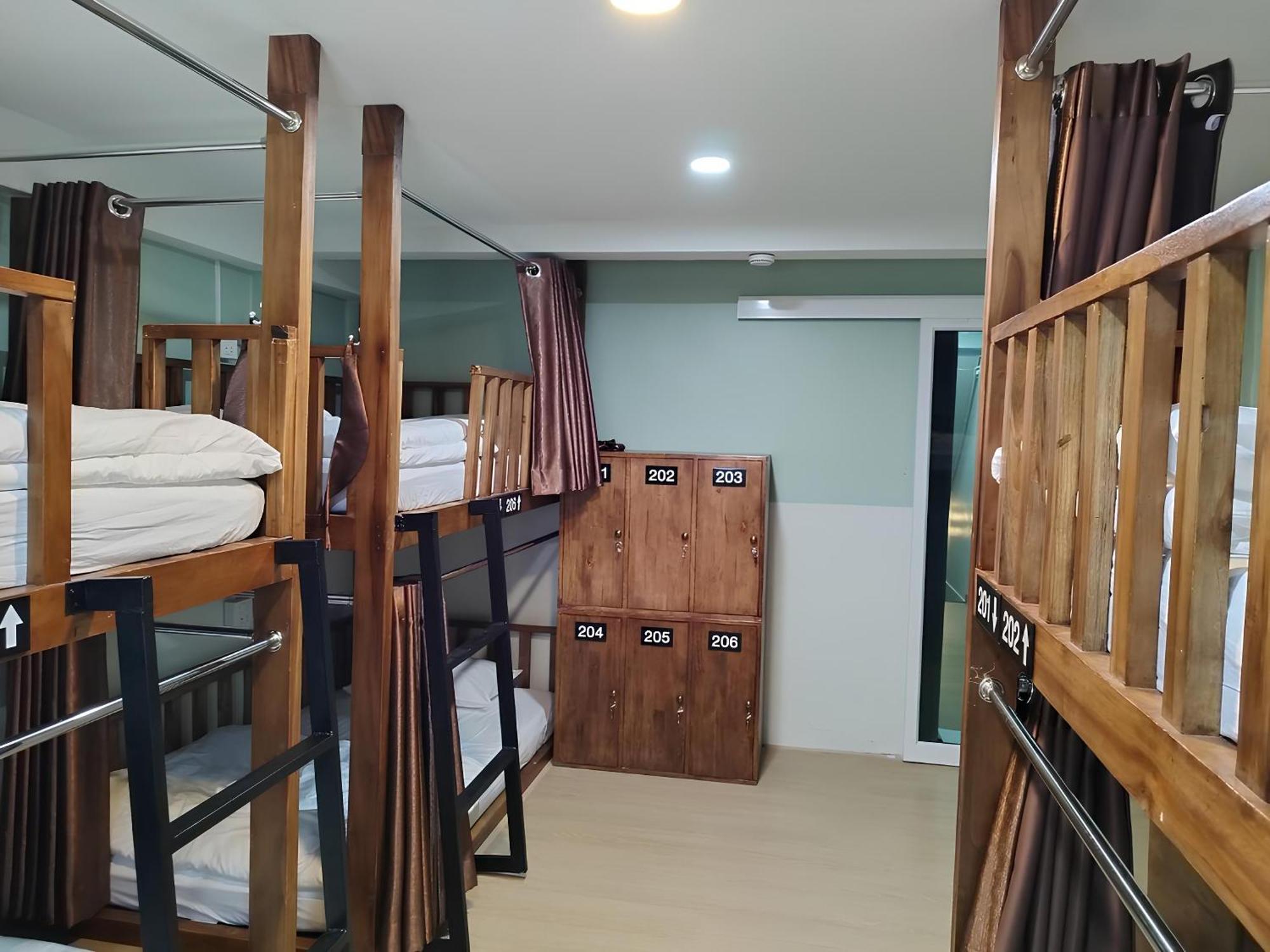 Lub Nai Hostel Patong Esterno foto